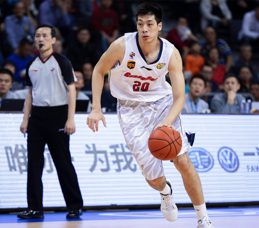 二飞任骏飞娇妻近照独自一人外出旅游大秀1米8超模身材