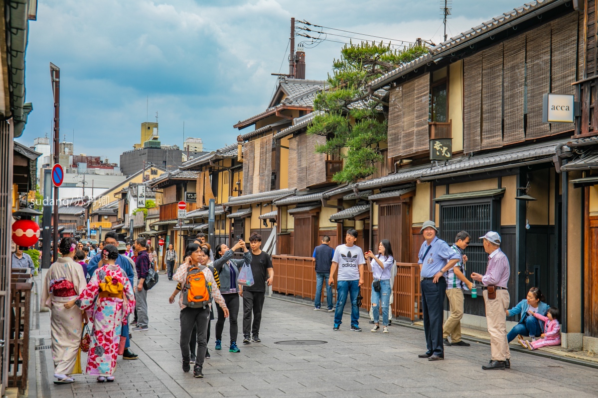 祇园:京都最大艺伎区,日本最风情旅游胜地,游客穿和服拍照__凤凰网