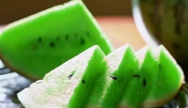 警察路上截获一车"绿肉西瓜", 切开居然是新型毒品__凤凰网