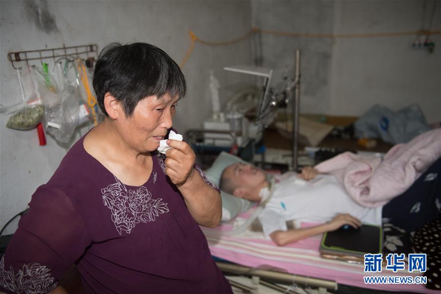 6月19日,在临海市古城街道松一村的家中,母亲钱春芳谈及儿子的求医