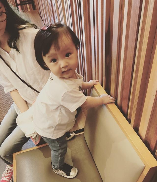 郑云灿一直强调jojo长得像爸爸,但其实妹妹长得才像爸爸呢!