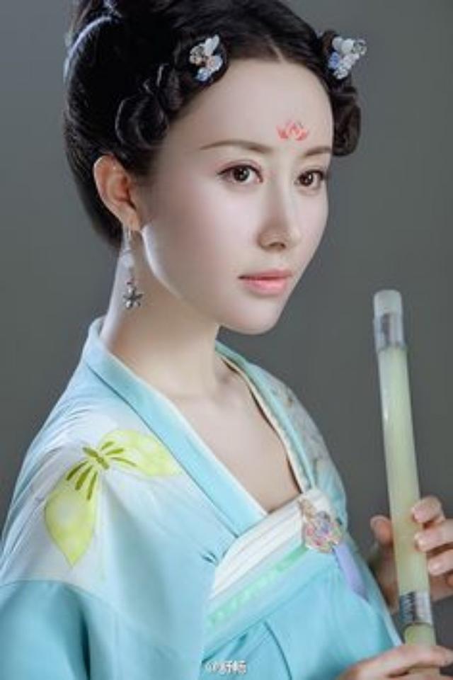 眉心一点红谁最美?赵丽颖霸气,热巴娇滴滴,最后却输给了男人!