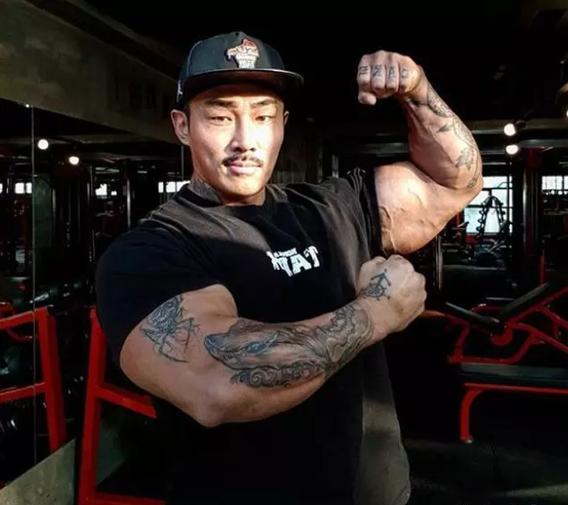 被网友调侃裤子需要定制名气不及黄哲勋凭借大腿闻名海内外