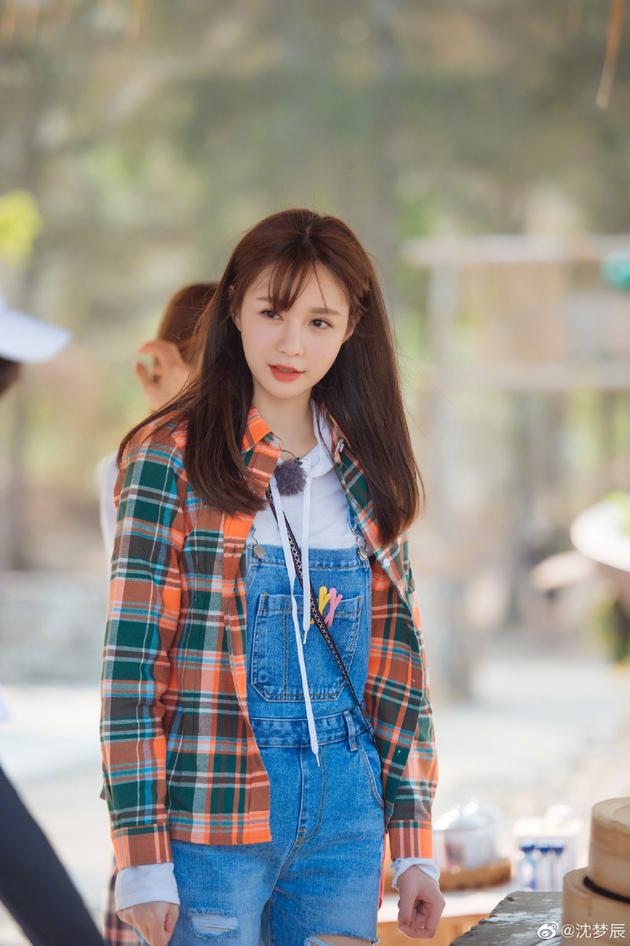 沈梦辰粉色短裙青春靓丽玩滑板驾轻就熟很炫酷