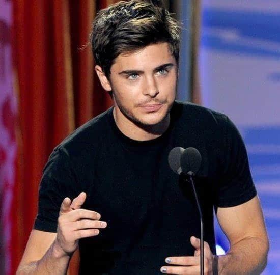 adam lamber的全黑指甲 adam lamber演出时涂抹了全黑的指甲,配上各种