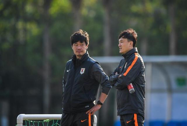 父子两人都在鲁能效力引球迷关注!父亲已成李霄鹏最得力的助手