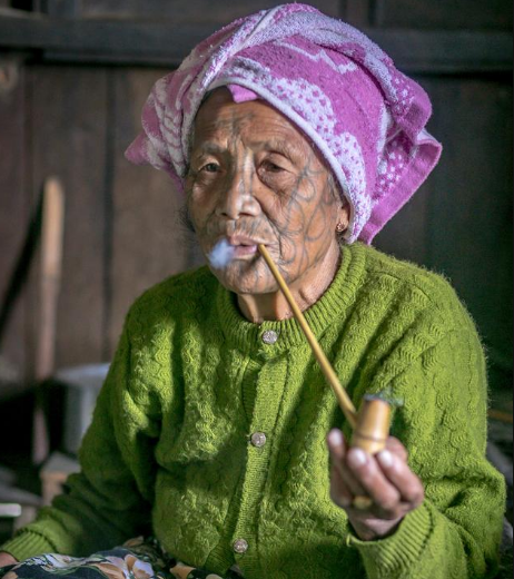 神秘的“纹面族”：年轻人不愿继续纹面，专家却希望保留！__凤凰网