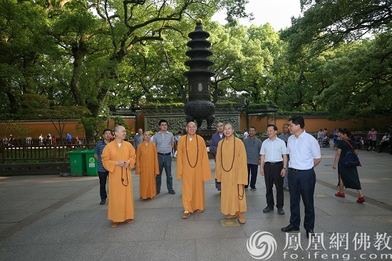 浙江省民族宗教委员会副主任钟昌明一行调研普陀山宗教工作