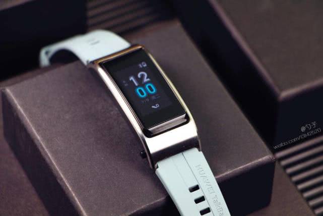 戴在手腕上的智能手机华为手环b5运动手环大胆跨界尝试