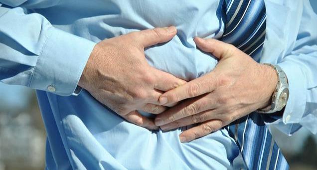 因为胆囊炎患者常出现右上腹部疼痛,随病情发展,还会影响遥远的右肩及