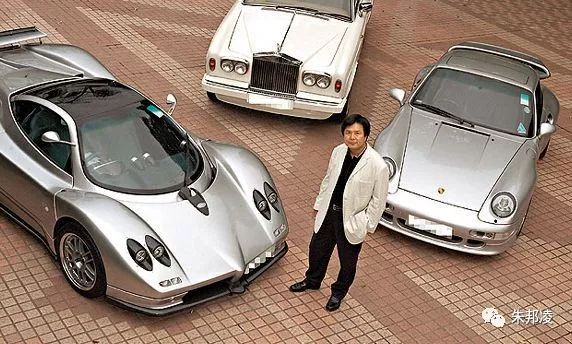 推销员白手起家,成"玩具大王"!身家449亿,拥有45辆豪车