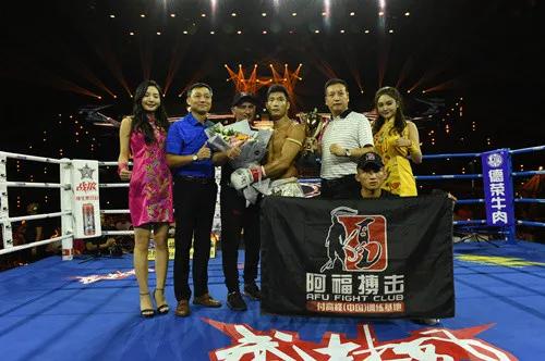 付高峰秒杀2米巨人重返巅峰ko美丽死神登顶世界第一