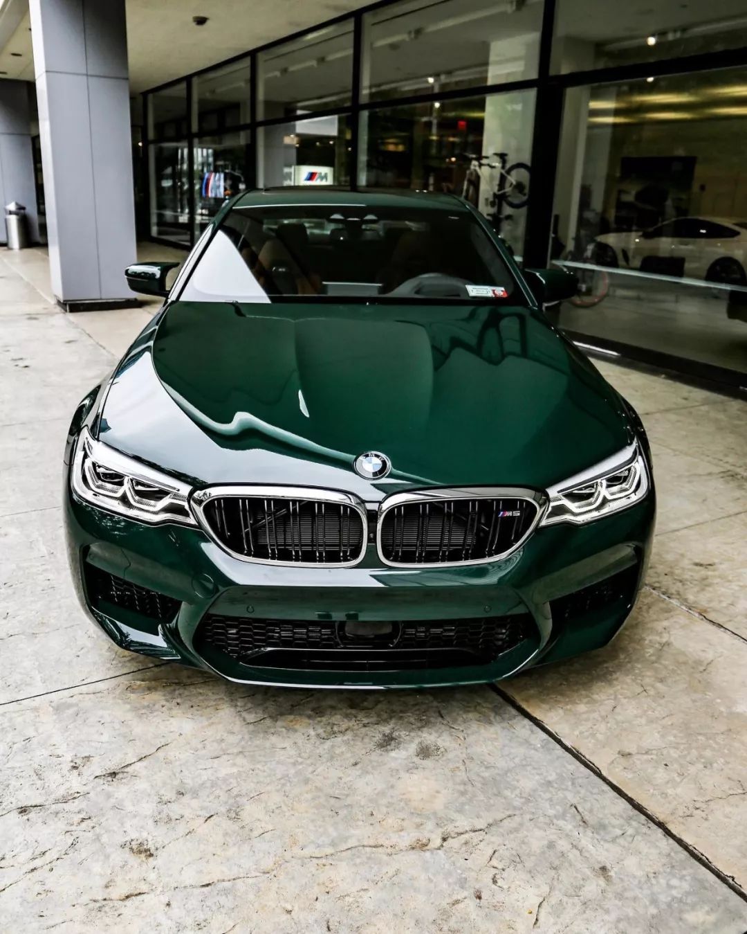 这台宝马f90 m5的车漆是什么绿?
