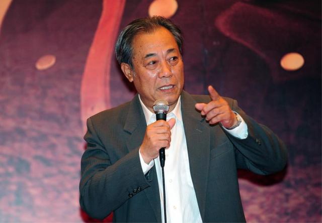 61岁凭借《潜伏》走红,为了妻子多年不接戏,如今越老反而越红