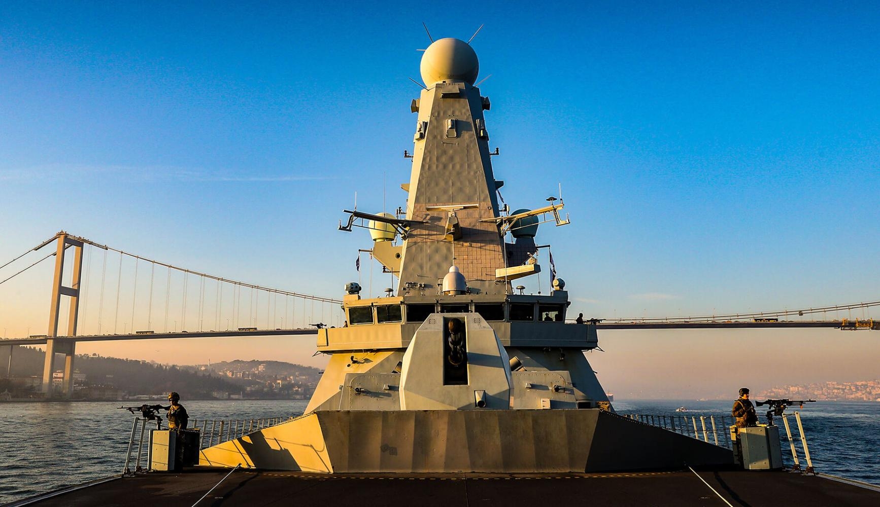 率领土耳其,西班牙,罗马尼亚等国海军护卫舰通过了博斯普鲁斯