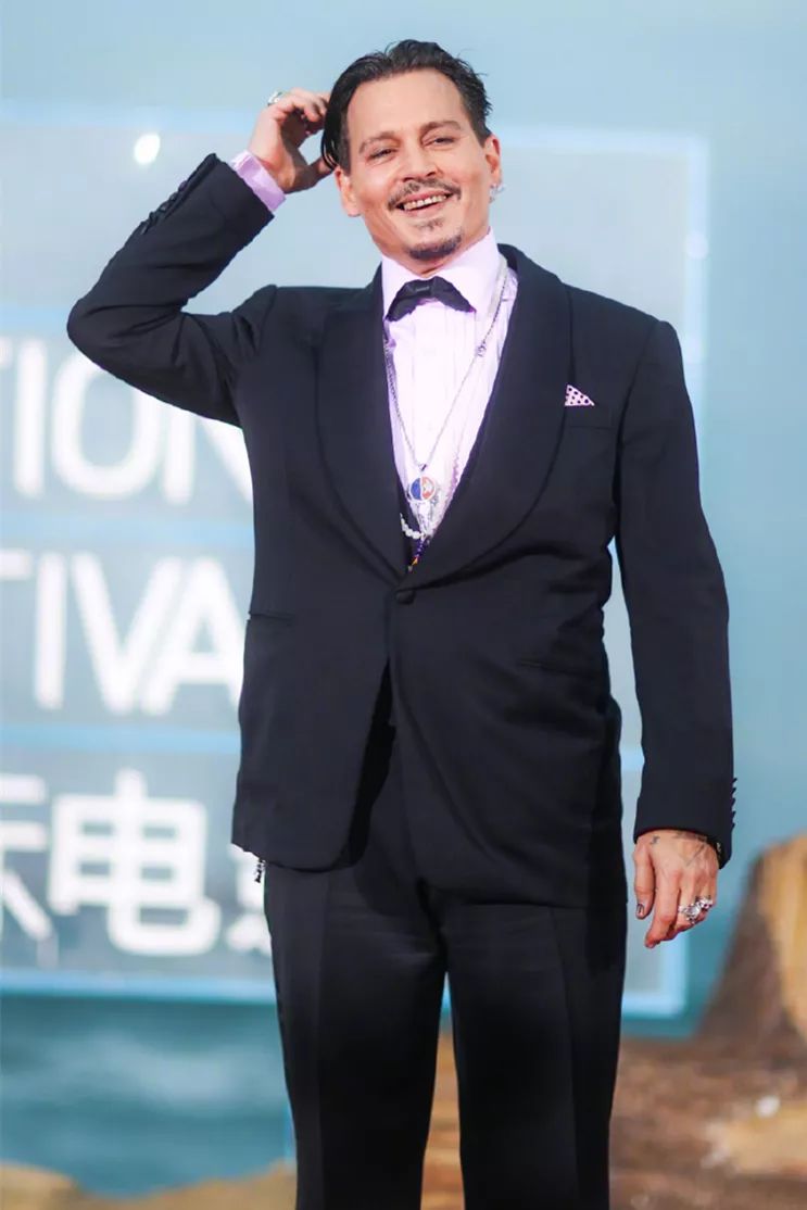 6位国宝级大咖齐聚红毯杰克船长显呆萌成龙穿唐装展现中国风