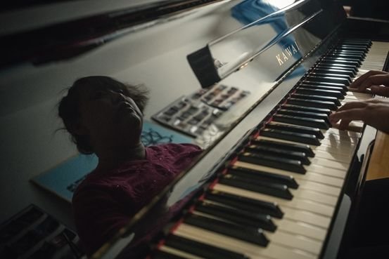 老师那里听说,中国残联投资50万元,引进了欧美地区的盲人钢琴调音技术