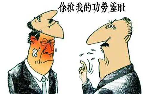 小人都是见利忘义的货,该争的不该争的,不择手段地也要抓到手里,所以