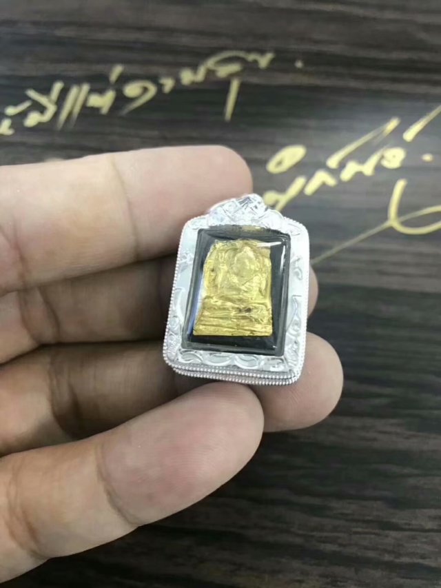 龙婆炎2548双手招财古曼理事金版三颗塔固纯金一颗塔固纯金嵌入一张