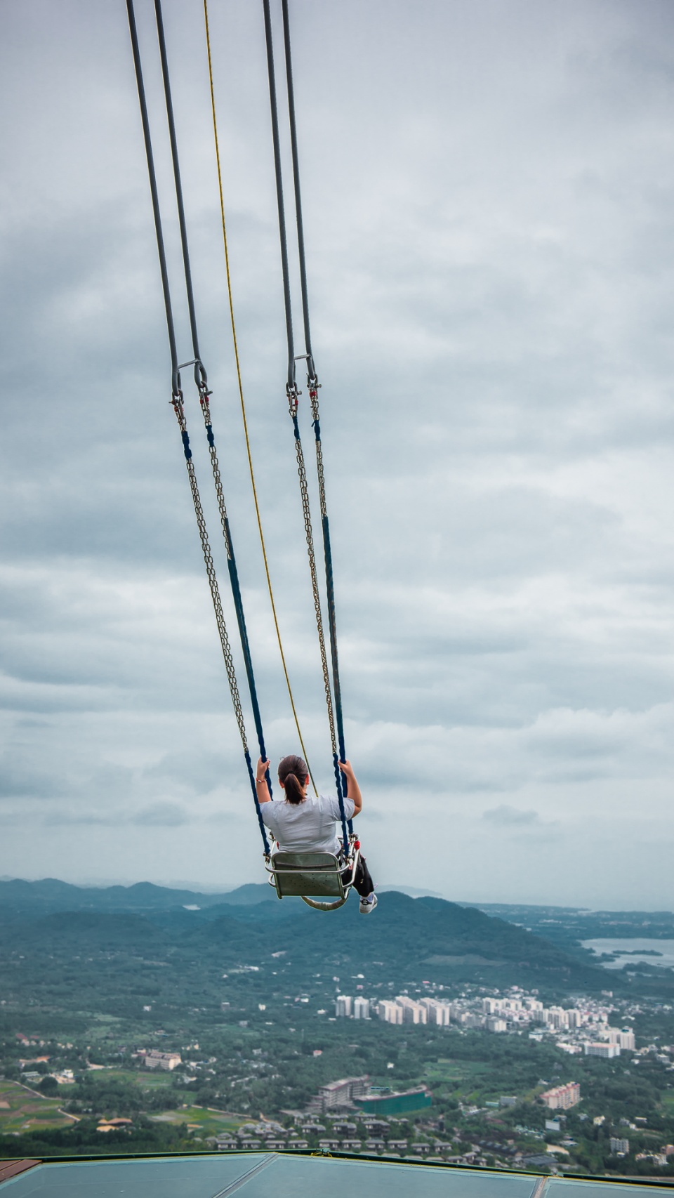 究竟是什么魔力让人排队受虐尖叫,打卡呀诺达悬崖秋千__凤凰网