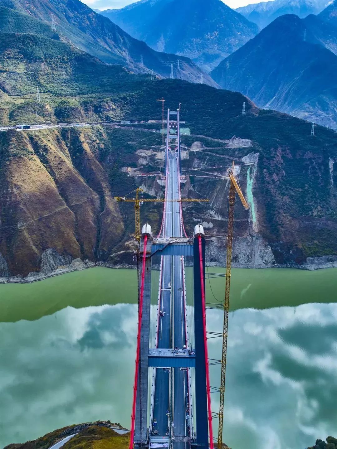 兴康特大桥全桥长1411米,主跨度1100米,桥面到大渡河水面239米,天堑大