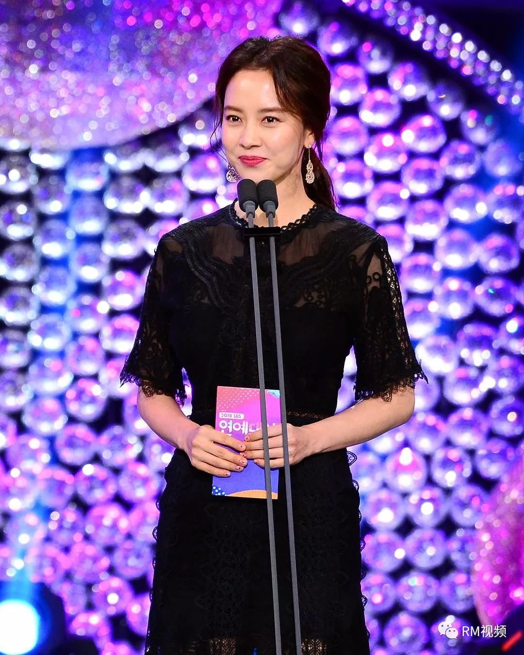 sbs摄影师更新宋智孝颁奖图__凤凰网