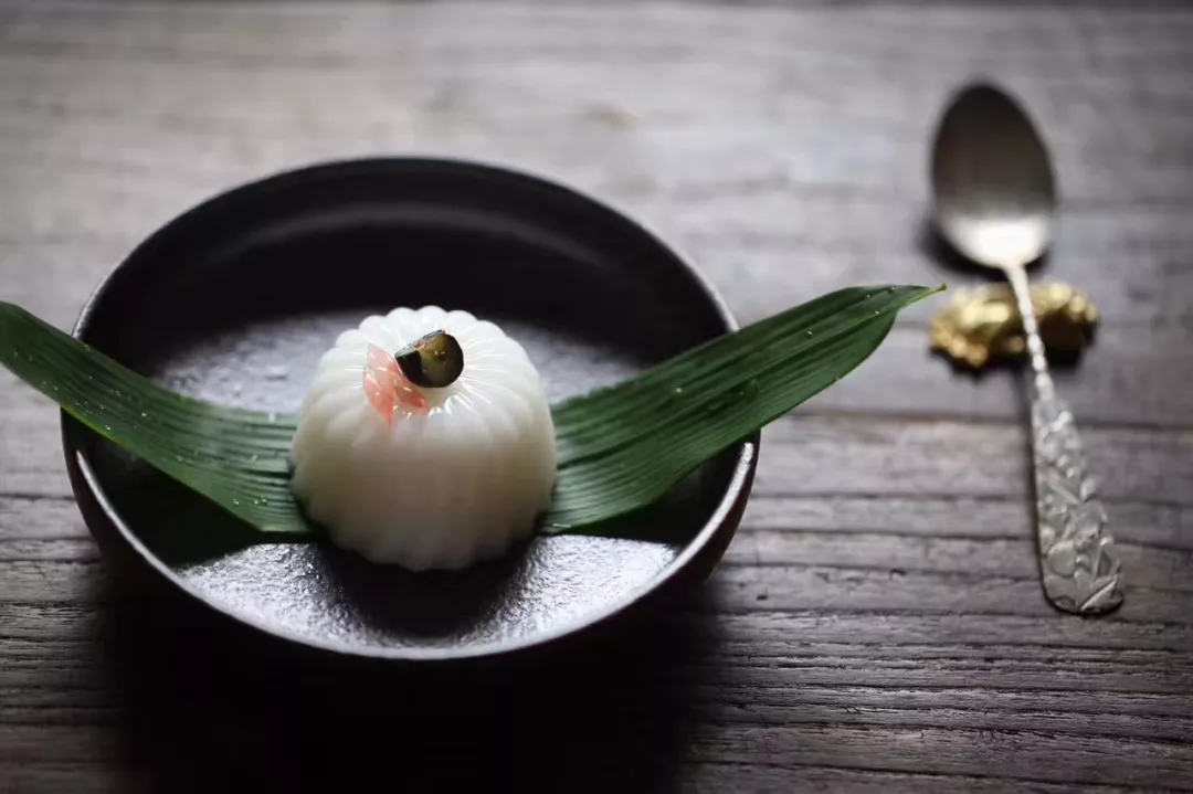 这个姑苏小院做出刘雯手中的惊艳团扇,里面"伙食"也精致到拉仇恨