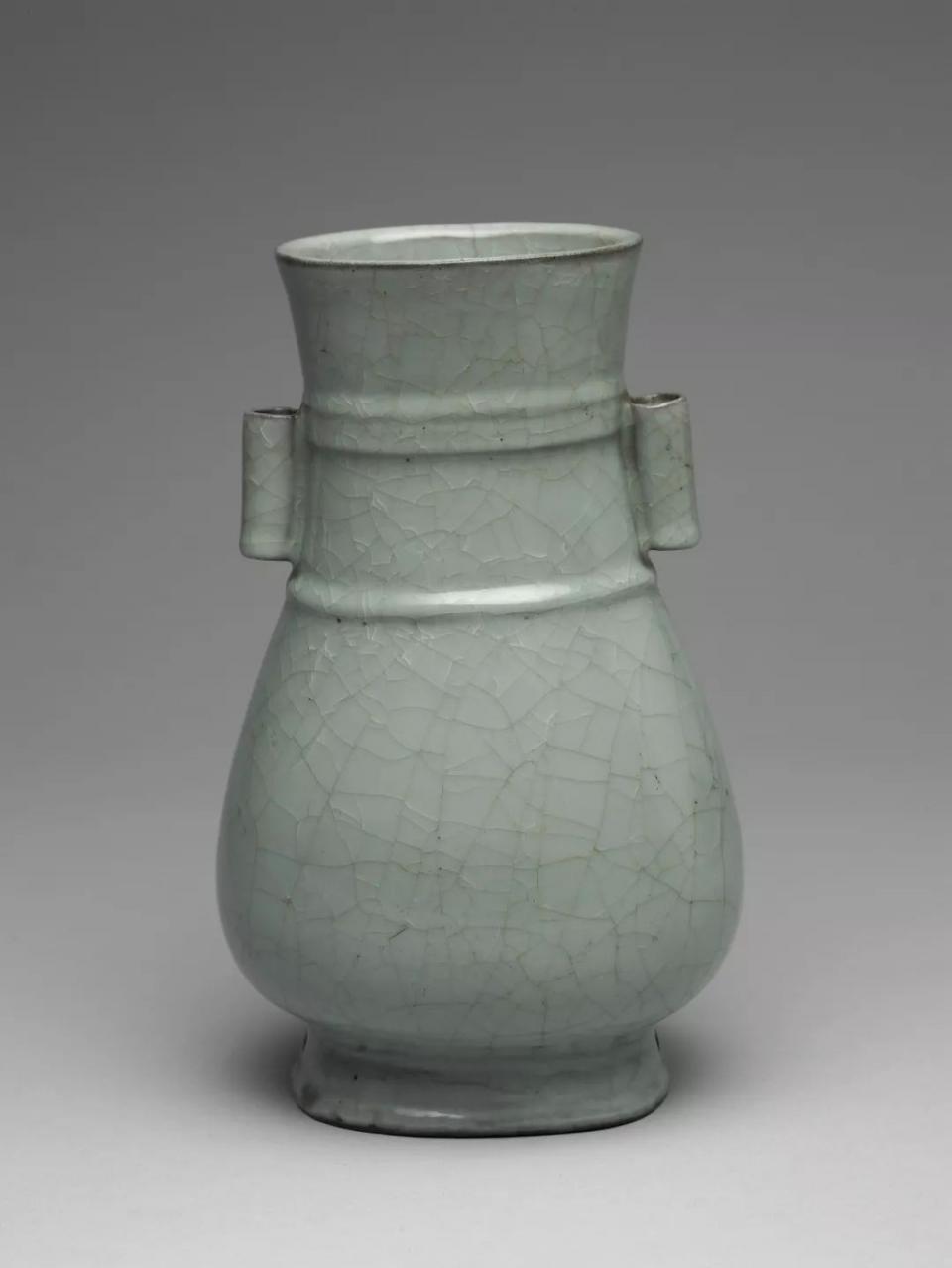 南宋 官窑青瓷弦纹贯耳壶