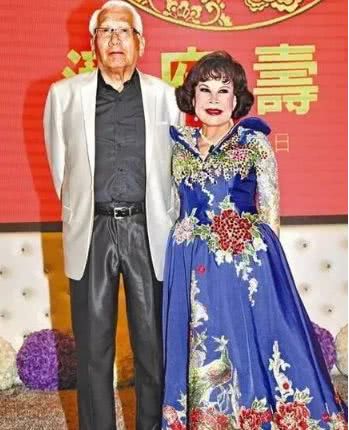 她的第三段恋情,是在她整形失败,被胡百全的冷落后开始的,依然是被