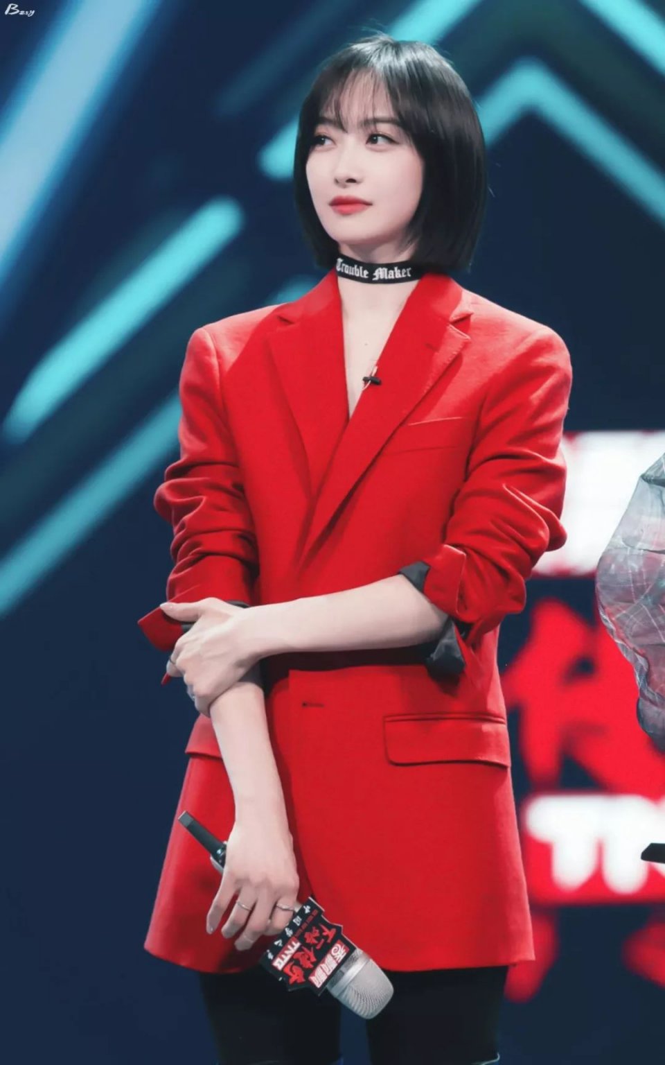 32岁宋茜放大招了,劲爆红色西装秒杀全场,她的每一套西装都想买