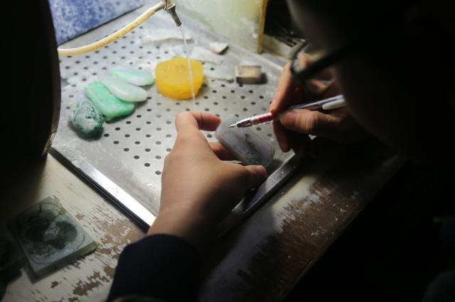 他在翡翠上画了两笔雕刻,就让价格翻了5倍__凤凰网