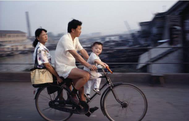 那個年代哪個家庭有輛自行車,那真是很自豪的,一家人出門,爸爸騎著