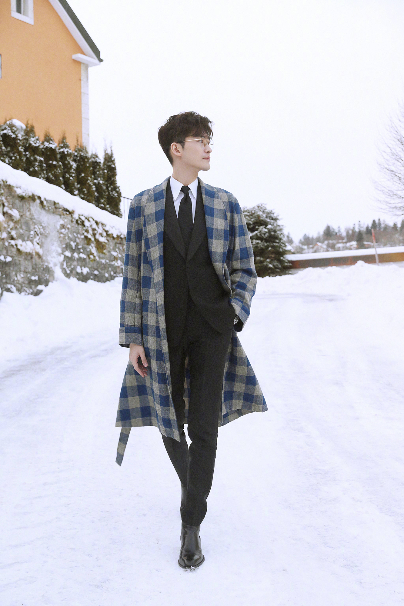 张翰潮装出镜,秒变长腿欧巴,看这打扮好像来自异时空的帅哥哟!