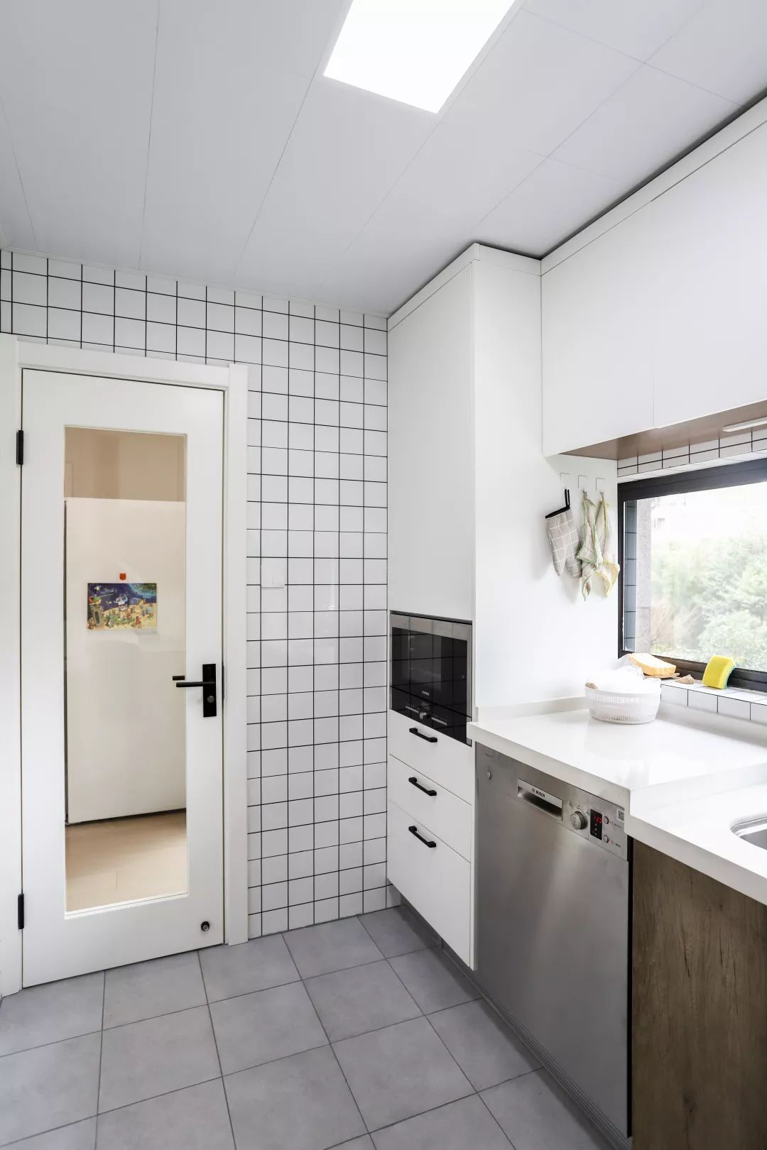 开放式厨房虽然没戏,但开发商在厨房留了一扇横窗.