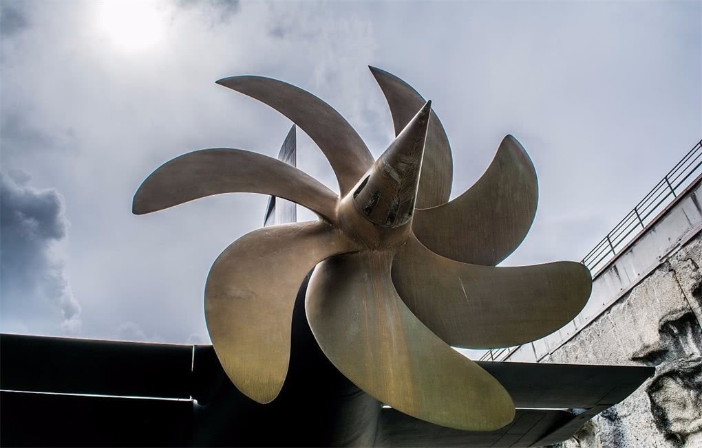 后来蒸汽机的问世,推进了船只的发展,轮船可以直接由发动机推动.