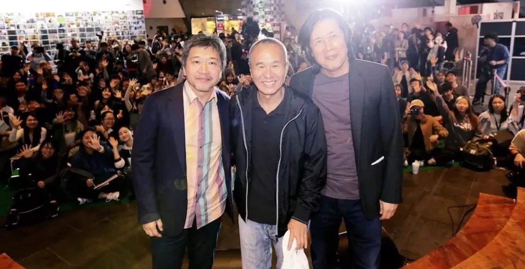 从左到右依次为是枝裕和,侯孝贤,李沧东