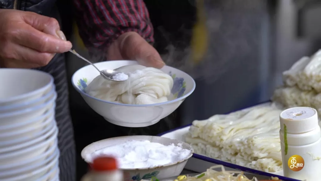 在西安吃汉中热面皮,我只服这条街!__凤凰网