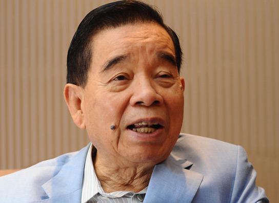 郑裕彤出身贫寒,在家乡读到小学毕业后,就到父亲的朋友周至元的金铺当