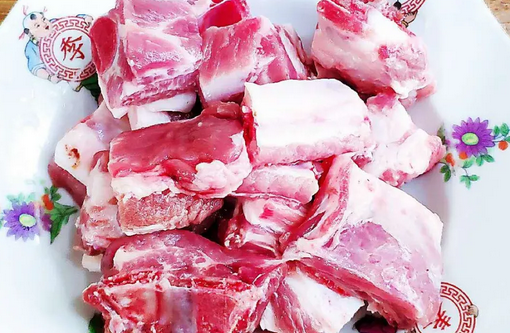 大叔家的年夜饭:萝卜炖肉排,色泽清淡,鲜美可口,家人喜欢!__凤凰网