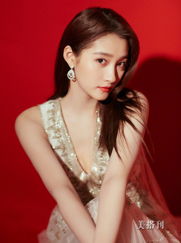 关晓彤不惧寒冷露脚腕,侧绑式的麻花辫少女感十足