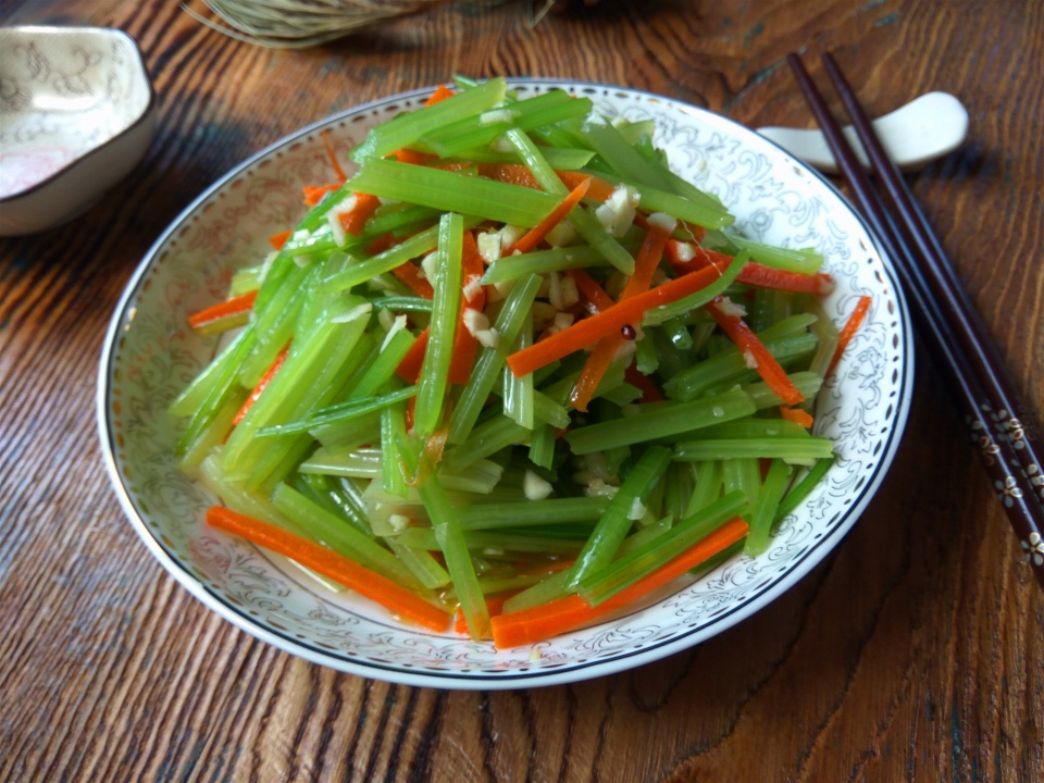 将黄瓜放在大碗内,加入蒜末,香菜段,香油,盐,米醋,用筷子翻拌均匀