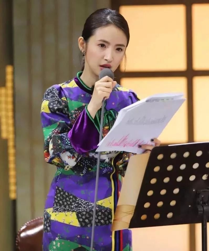 36岁林依晨太少女!穿218块的条纹t配丸子头,美回18岁!