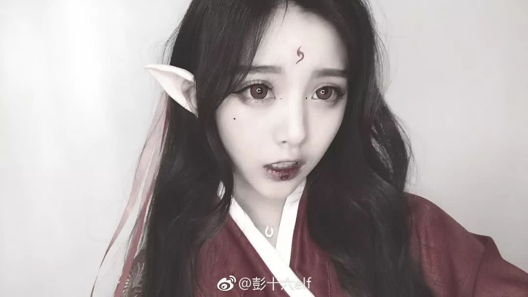 彭十六最开始因为拍了抖音神曲《我的将军啊》手指舞古装版而走红.