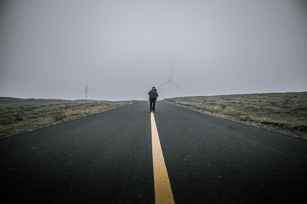 你的身影,孤独却高大