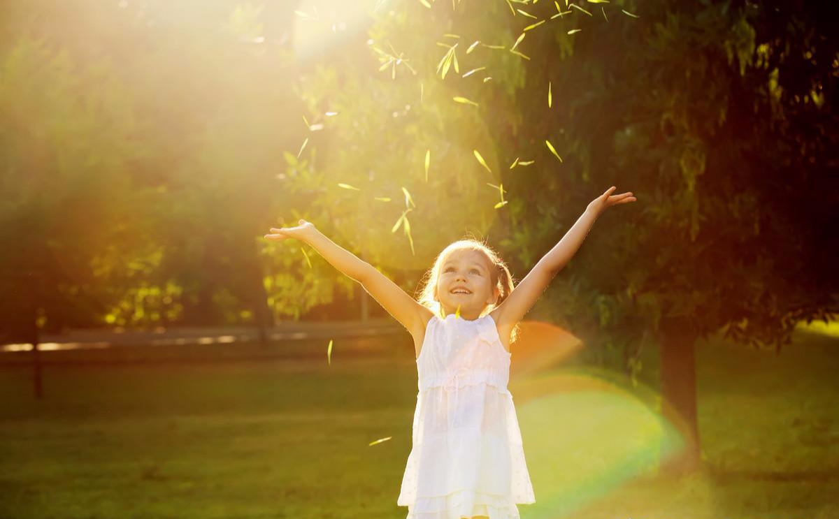 这时候,阳光中的紫外线最强,可能会对孩子娇嫩的皮肤造成伤害.