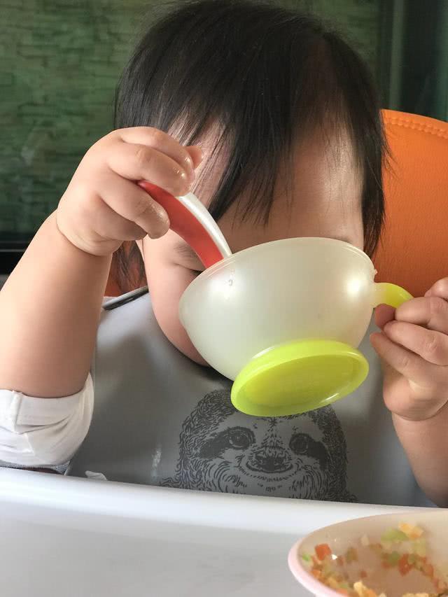 朱丹女儿捧着碗大口吃饭 "圆滚滚"的脸颊太可爱了!