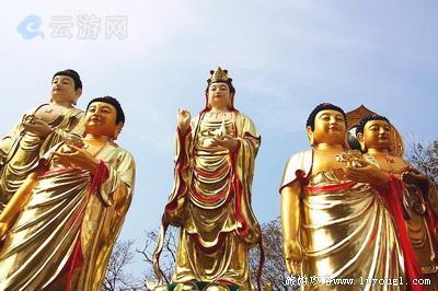 北山古寺規模宏大,乃清遠寺廟之冠;大型雙層蓮花音樂水景噴池為廣東省