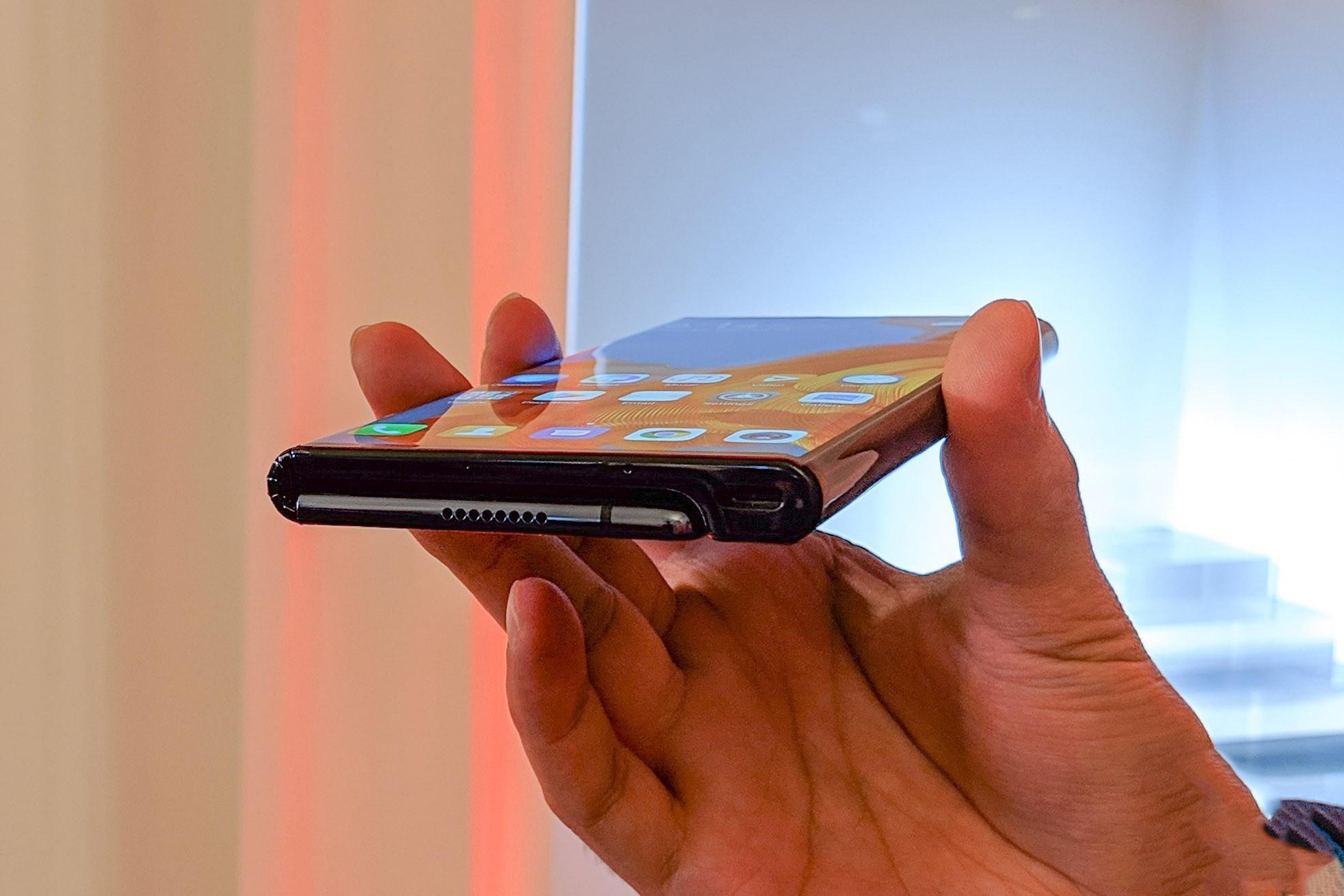 华为matex 5g折叠屏手机上手体验,实用性堪忧,国内售价是看点