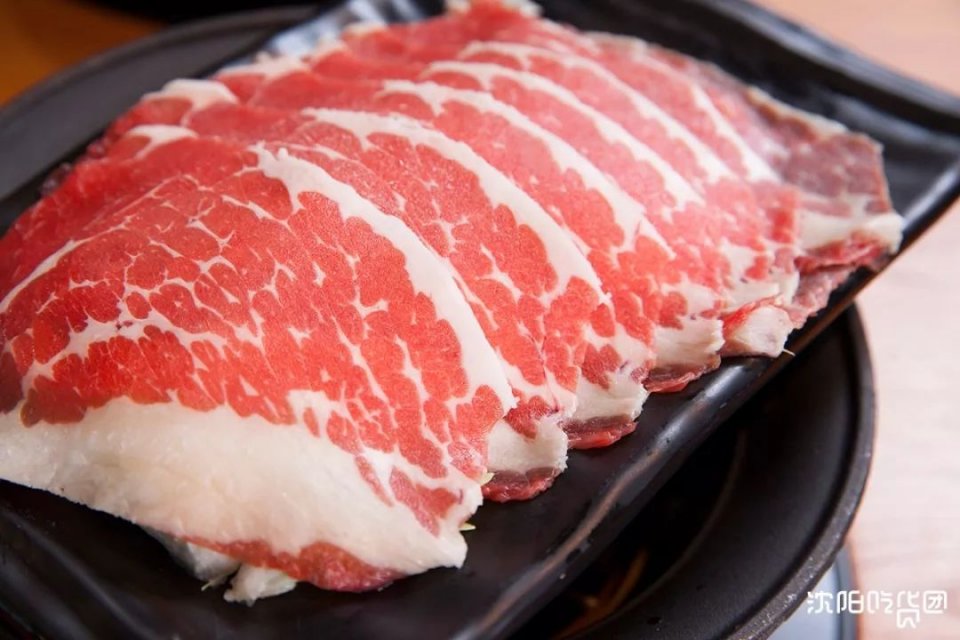 呷哺呷哺特意选择双层叠加,手掌般大小的牛胸肉吃着相当满足.