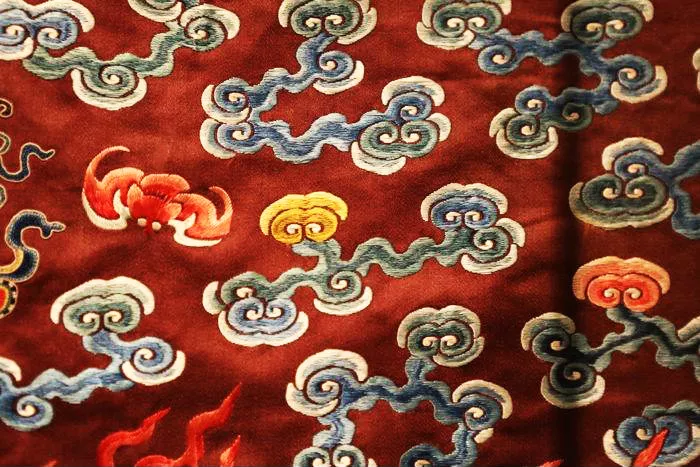 是幸福和福气的象征 倒挂蝠,双蝠,五蝠捧寿 蝙蝠纹变化多端 常与灵芝